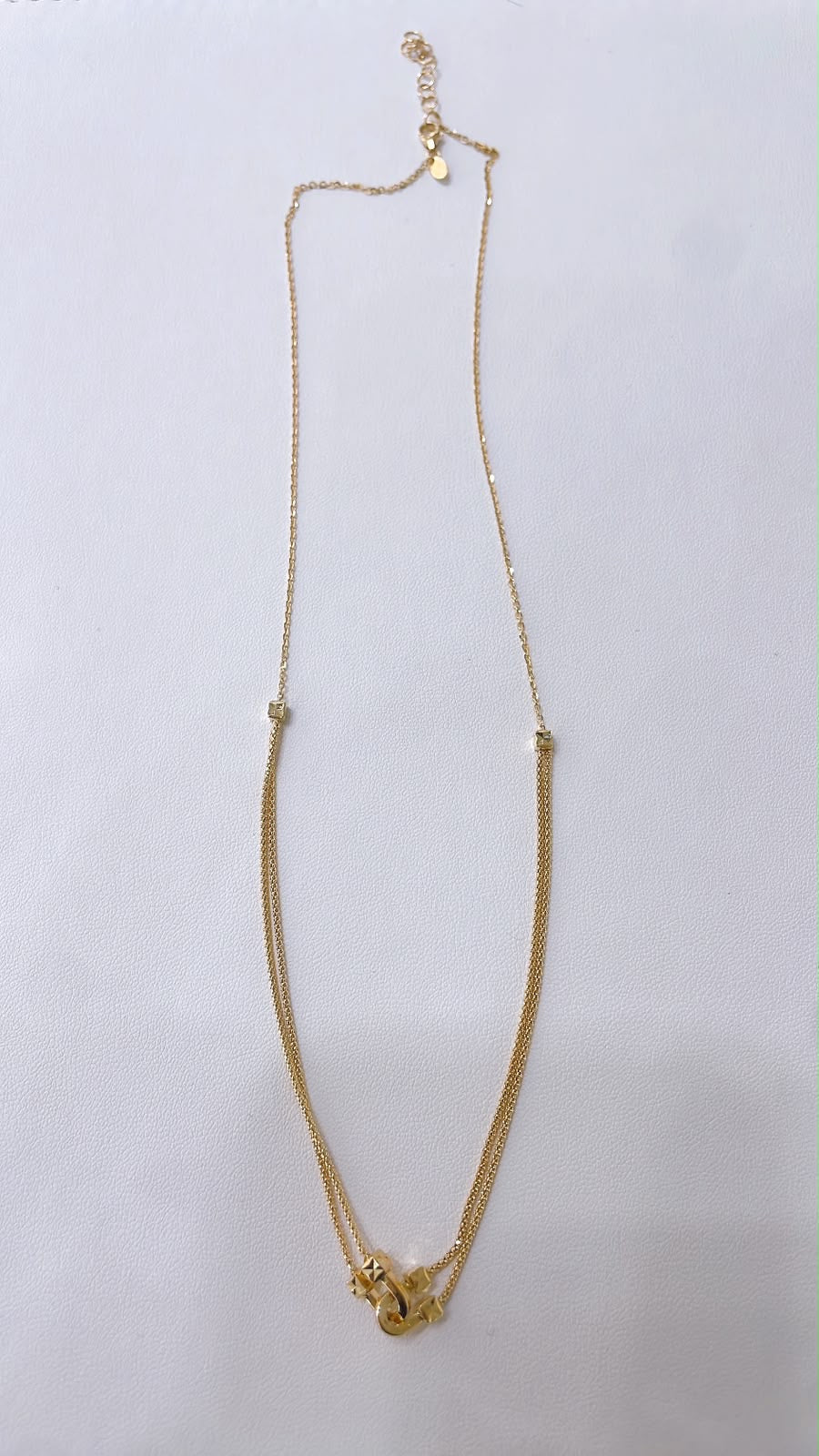Women’s gold necklace

Double-strand design with a hammered and polished finish.

Made entirely of 18k gold (750 gold).

Length: 45 cm, adjustable to 42 cm
Weight: 3.9 g