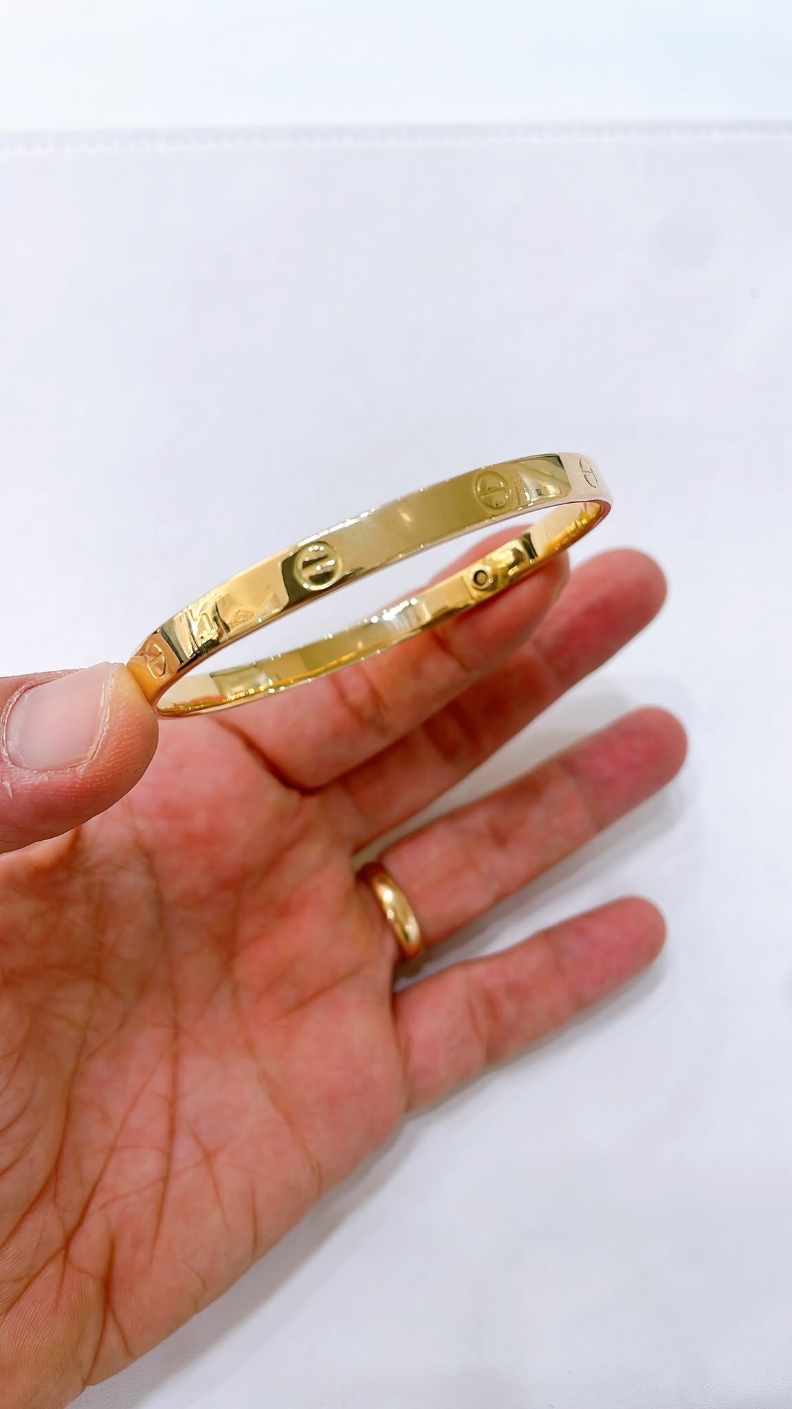 Bracciale rigido a vite in oro 18K