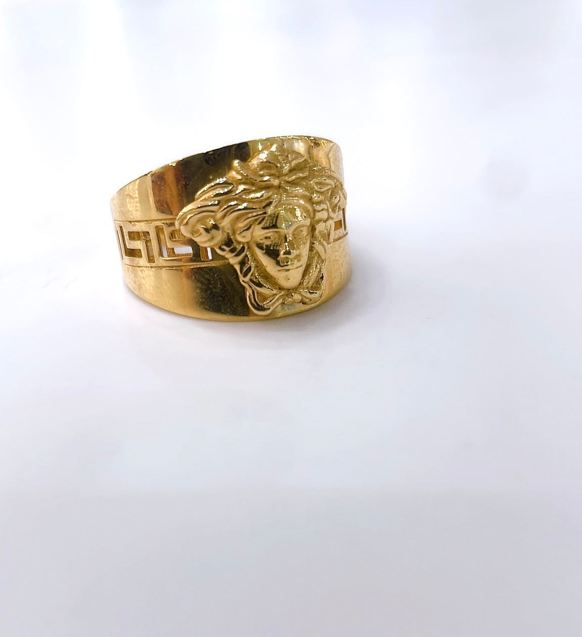 Medusa Head Ring in 18K Gold