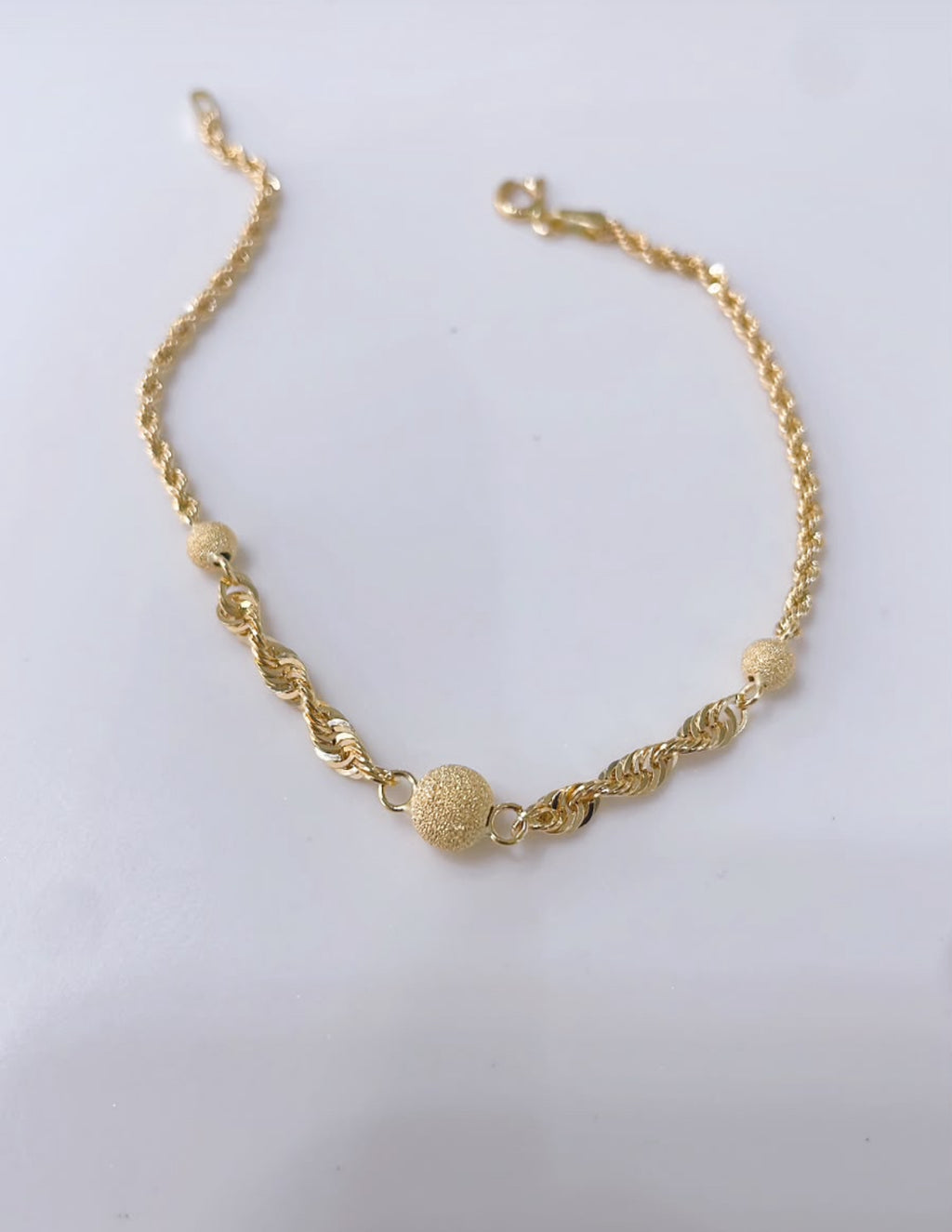 Funetta bracelet design with Milleluci beads
* Entire piece, including the beads, in a degradé finish
* Made entirely of 18K gold
* Length: 19 cm
* Weight: 2.2 g