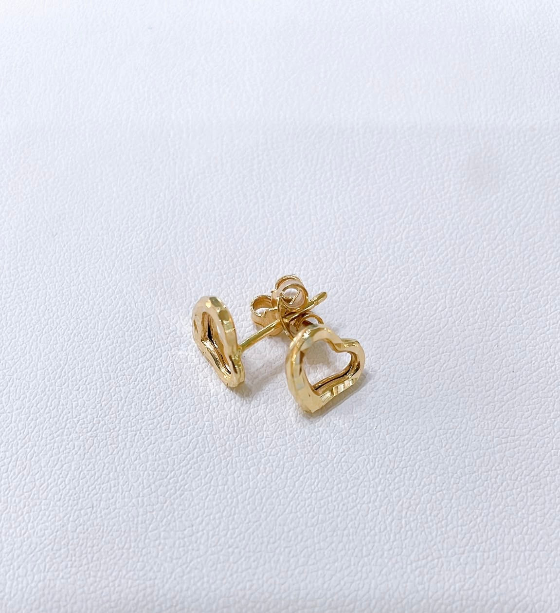 18k Gold Openwork Heart Earrings
Crafted entirely from 18k gold, featuring an elegant openwork heart design.