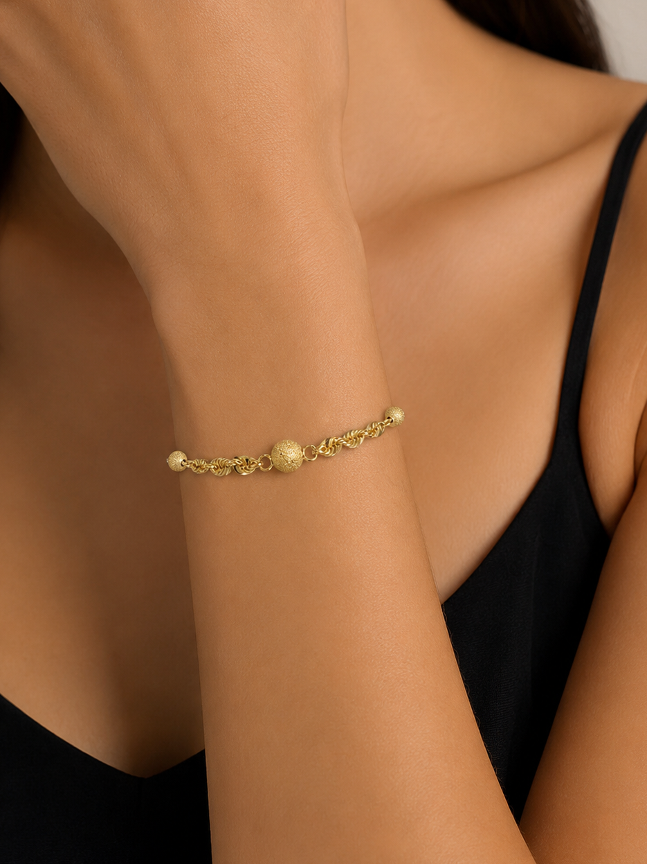 Funetta bracelet design with Milleluci beads
* Entire piece, including the beads, in a degradé finish
* Made entirely of 18K gold
* Length: 19 cm
* Weight: 2.2 g