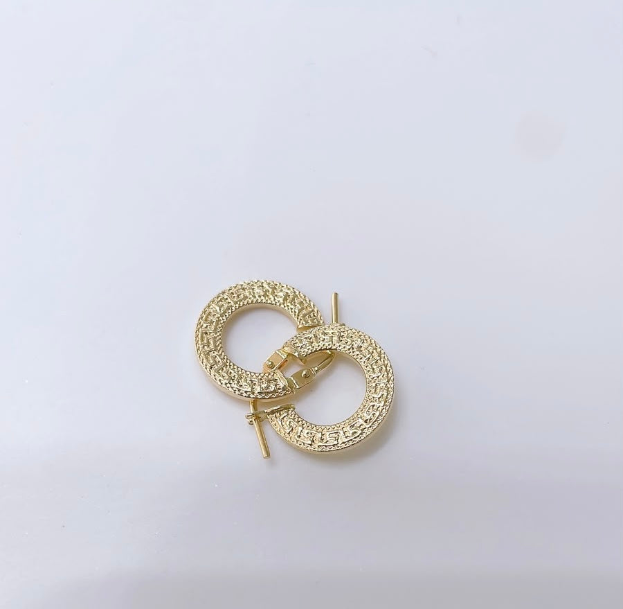 Made entirely of 18kt solid gold

Engraved Greek pattern with diamond-cut finishing details

Weight: 1.2 g