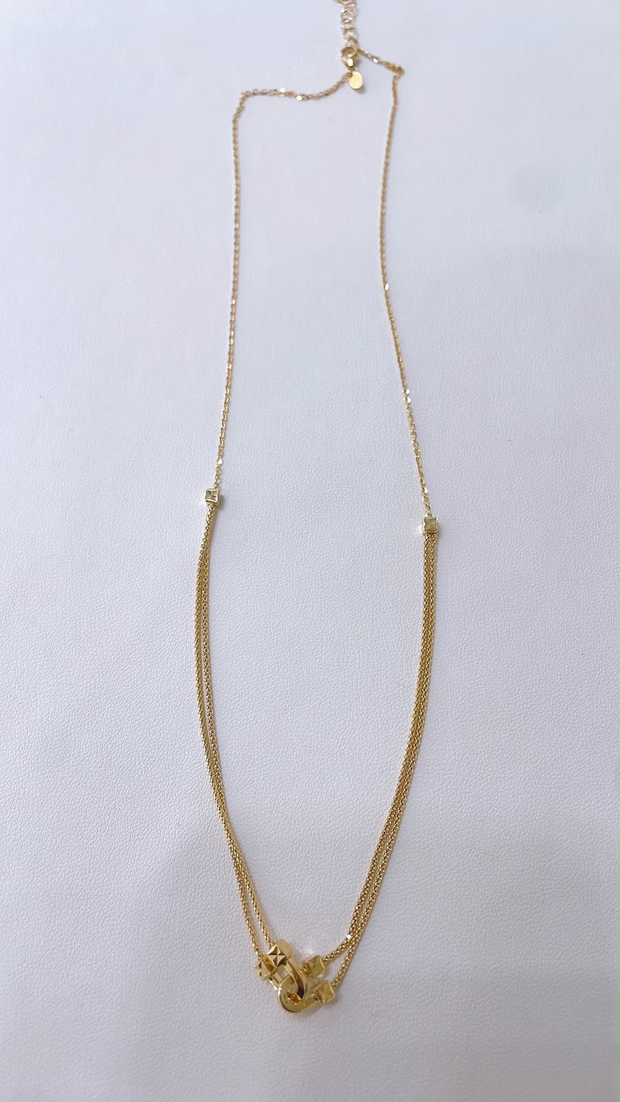 Women’s gold necklace

Double-strand design with a hammered and polished finish.

Made entirely of 18k gold (750 gold).

Length: 45 cm, adjustable to 42 cm
Weight: 3.9 g