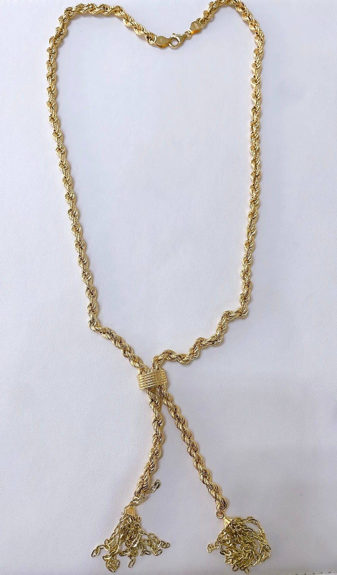 Rope-style sliding necklace
Entirely made of 18kt gold
Length: 60 cm
Weight: 20 g