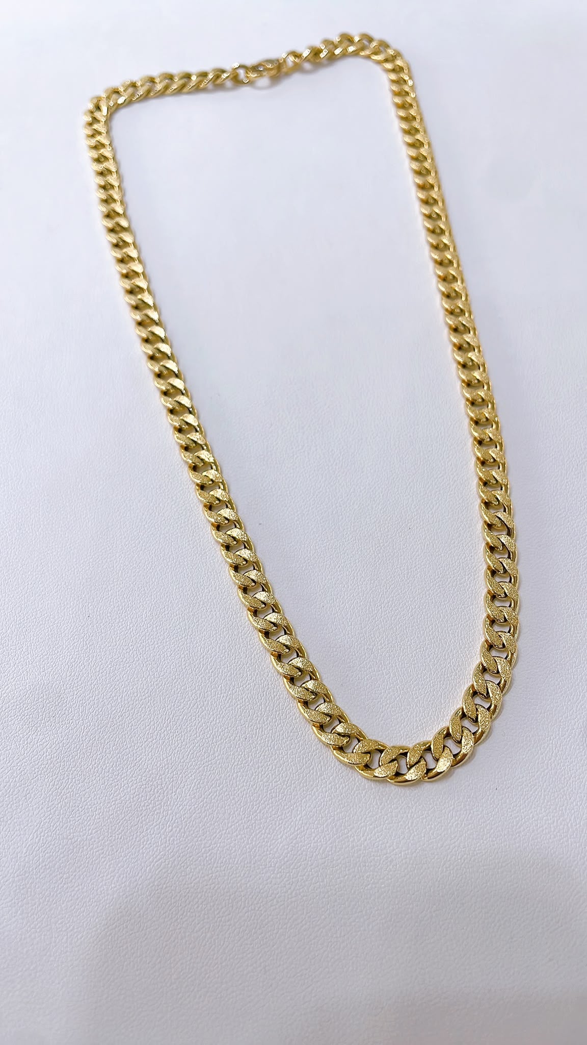 Cuban Link Necklace
Diamond-Cut Finish
Crafted entirely in 18K gold
Length: 45 cm
Weight: 11 g