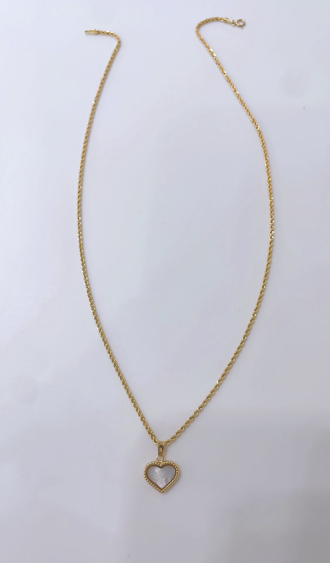 Collana Funetta in oro 18 carati con ciondolo cuore in madreperla