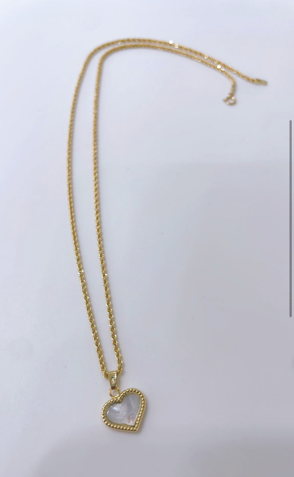 Collana Funetta in oro 18 carati con ciondolo cuore in madreperla