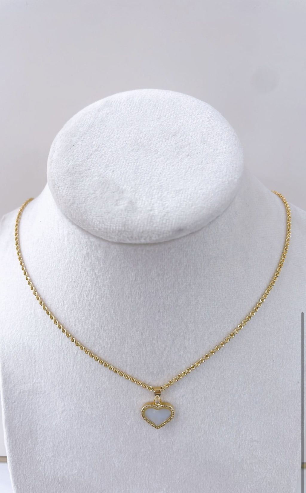 Collana Funetta in oro 18 carati con ciondolo cuore in madreperla