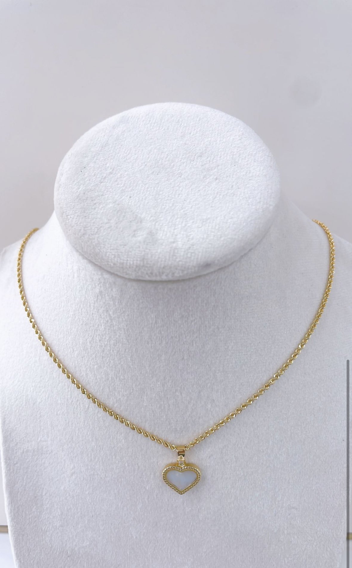 Collana Funetta in oro 18 carati con ciondolo cuore in madreperla