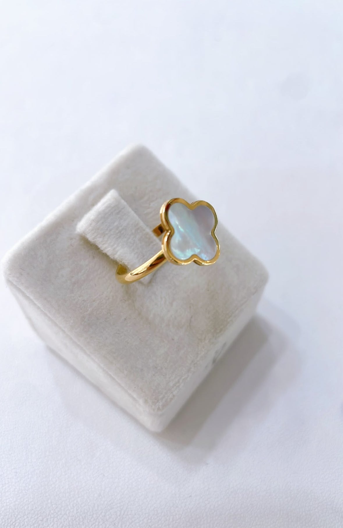 18K Gold Quadrifoglio Ring mit Perlmutt
