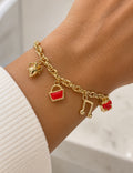 Bracciale a catena con charme in oro 18 kt indossato al polso