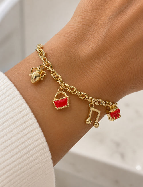 Bracciale a catena con charme in oro 18 kt indossato al polso