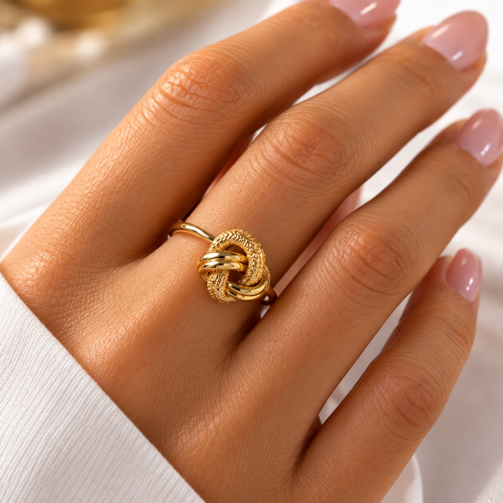 18K Gold Nodo Ring indossato