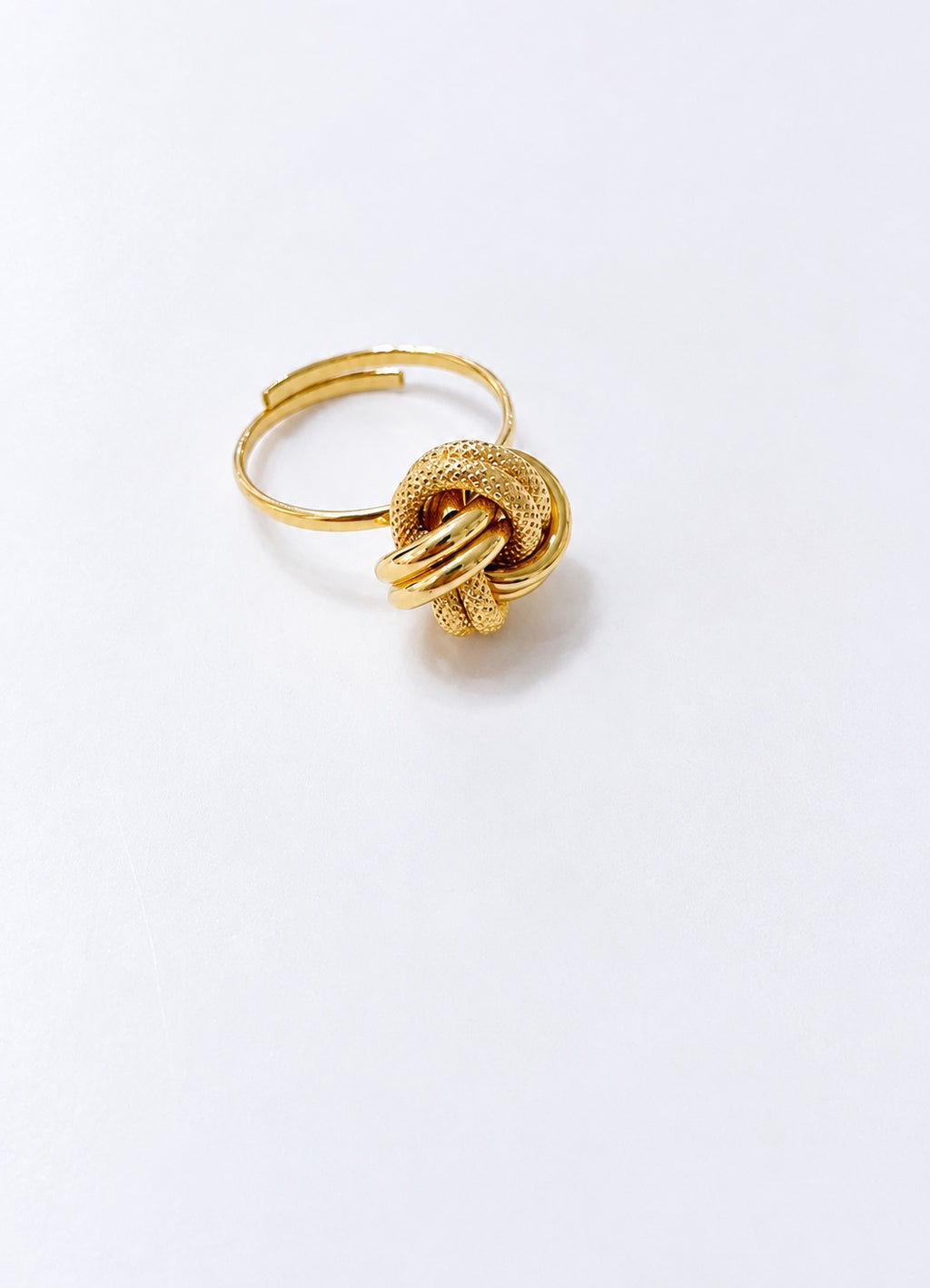 18K Gold Nodo Ring su sfondo bianco